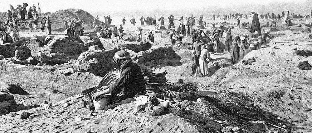 Blick auf die Grabung in Tell el-Amarna 1914. es war wichtig, das Timme vor den Grabungen das ganze Gelände kartographiert hatte, da die Grabung selbst nun die Örtlichkeiten erheblich veränderte. Hier werden gerade Wohnhäuser frei gelegt. 