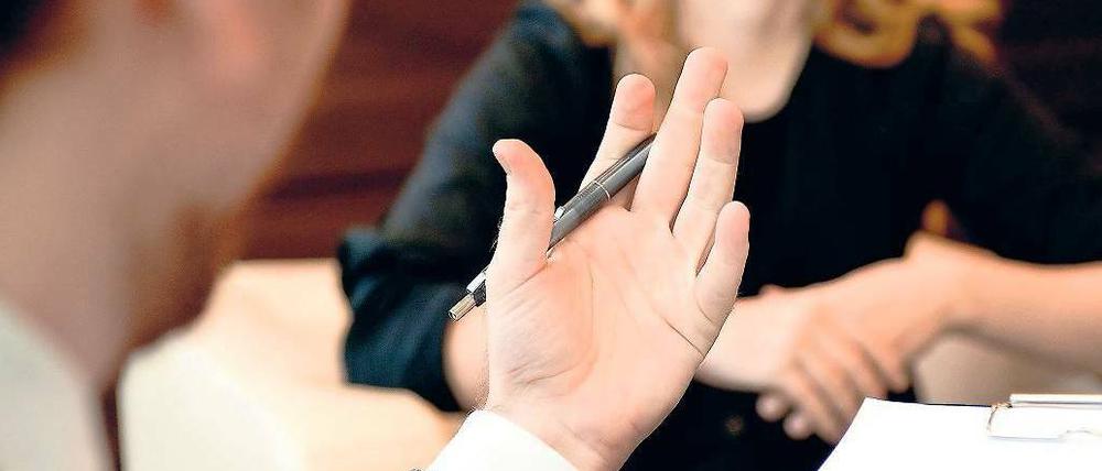 Offene Worte. Bereits zu Beginn einer Psychotherapie sollten Klient wie Therapeut klären, ob „die Chemie stimmt“.