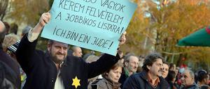 Ungarische Demonstranten vor dem Parlament in Budapest