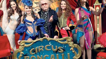 Bein hoch, Kopf hoch. Bernhard Paul (Mitte), Direktor des Circus Roncalli, und vier seiner Artisten. 
