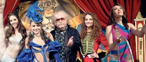 Bein hoch, Kopf hoch. Bernhard Paul (Mitte), Direktor des Circus Roncalli, und vier seiner Artisten.