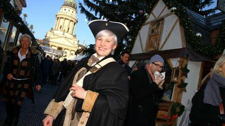 In guter Gesellschaft. Claire-Josephine Rödel, 28, aus Mitte als "Engel" für Behinderte auf dem Weihnachtsmarkt. 