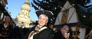 In guter Gesellschaft. Claire-Josephine Rödel, 28, aus Mitte als "Engel" für Behinderte auf dem Weihnachtsmarkt. 