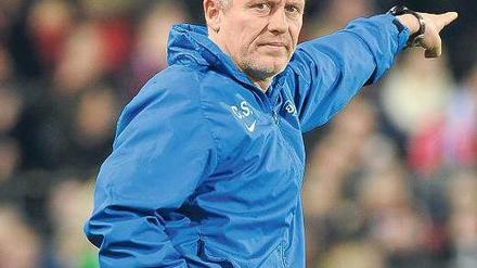 Eine Hand in der Hosentasche. Mit der anderen gibt Trainer Christian Streich beim SC Freiburg die Richtung vor.