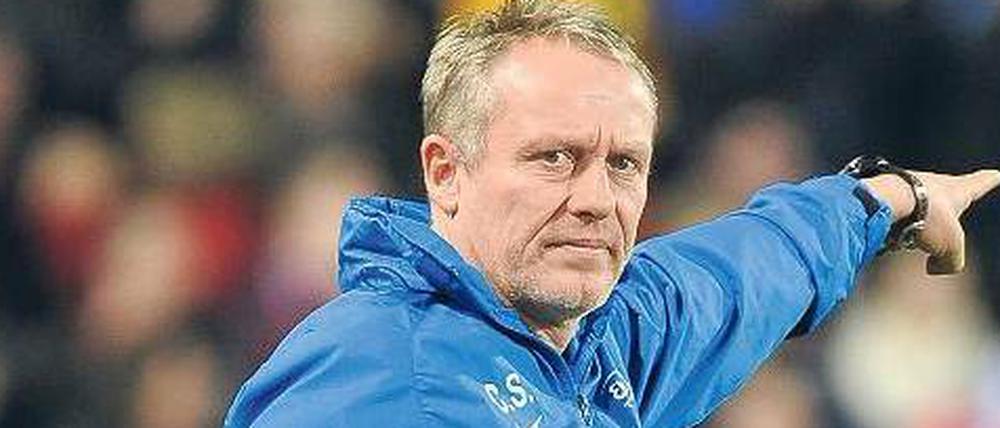 Eine Hand in der Hosentasche. Mit der anderen gibt Trainer Christian Streich beim SC Freiburg die Richtung vor.