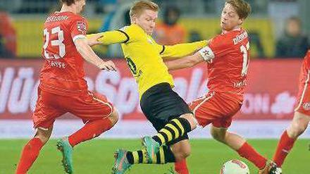 Dortmund sieht rot. Blaszczykowski (Mitte) und Kollegen hatten wenig Spaß. Foto: AFP