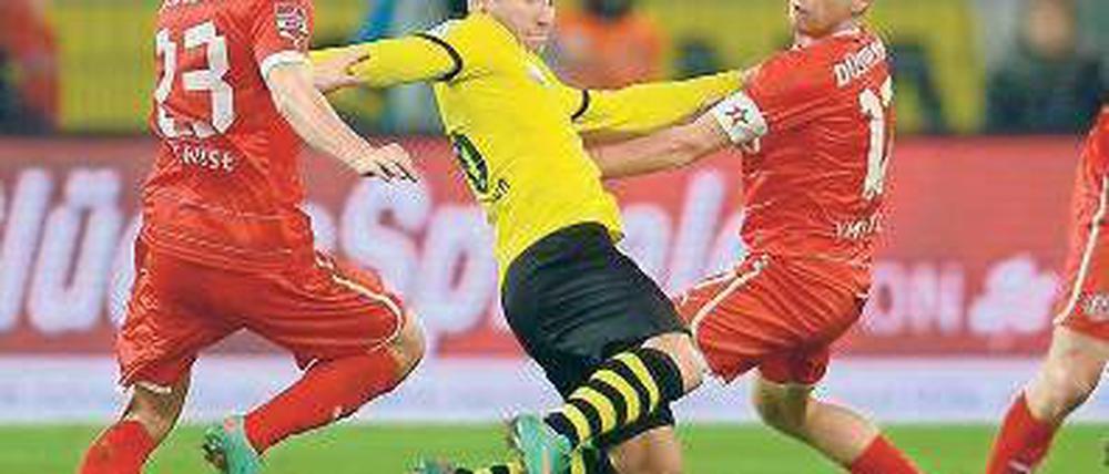 Dortmund sieht rot. Blaszczykowski (Mitte) und Kollegen hatten wenig Spaß. Foto: AFP