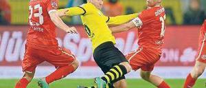 Dortmund sieht rot. Blaszczykowski (Mitte) und Kollegen hatten wenig Spaß. Foto: AFP