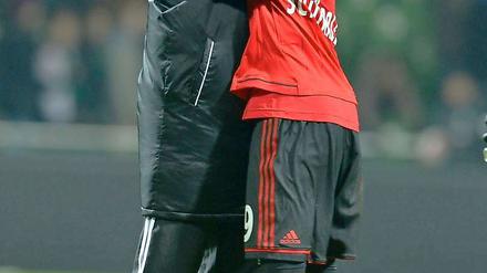 Bayernjäger haben sich lieb: Trainer Sascha Lewandowski und Stürmer Andre Schürrle.