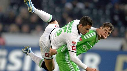 Der Gladbacher Dominguez (l.) und der Wolfsburger Srdjan Lakic versuchen den Ball zu spielen.