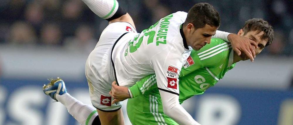 Der Gladbacher Dominguez (l.) und der Wolfsburger Srdjan Lakic versuchen den Ball zu spielen.