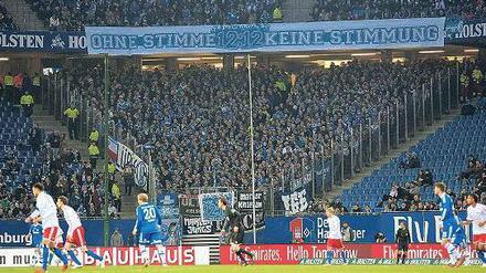 Ohrenbetäubende Stille. Nicht nur in Hamburg, auch in allen anderen Stadien des deutschen Profifußballs verzichteten gestern die Fans in den ersten zwölf Minuten und zwölf Sekunden darauf, die Mannschaften anzufeuern. Foto: dpa