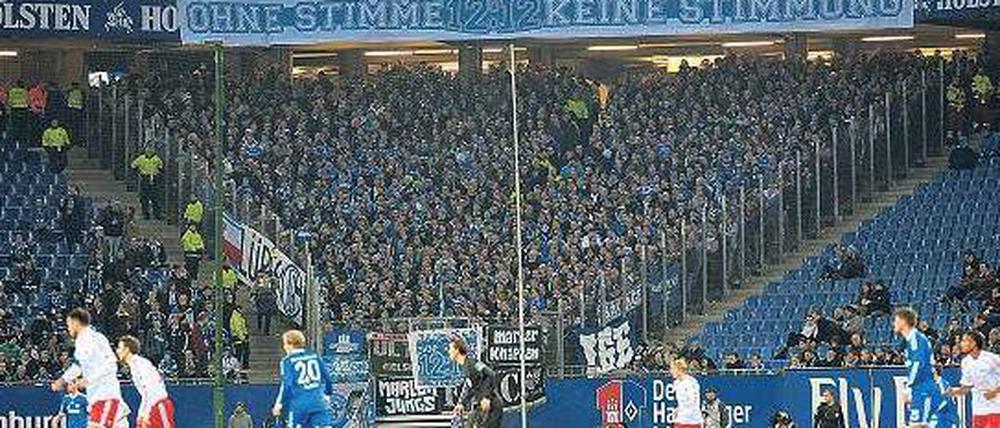 Ohrenbetäubende Stille. Nicht nur in Hamburg, auch in allen anderen Stadien des deutschen Profifußballs verzichteten gestern die Fans in den ersten zwölf Minuten und zwölf Sekunden darauf, die Mannschaften anzufeuern. Foto: dpa
