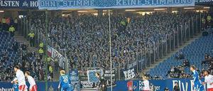 Ohrenbetäubende Stille. Nicht nur in Hamburg, auch in allen anderen Stadien des deutschen Profifußballs verzichteten gestern die Fans in den ersten zwölf Minuten und zwölf Sekunden darauf, die Mannschaften anzufeuern. Foto: dpa