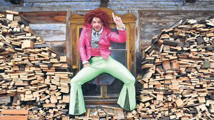 Ach, wie gut. Rumpelstilzchen (Andreas Köhler) vor einer der Märchenhütten, in denen das Hexenkessel Hoftheater ab 6. Dezember „Gebrüder Grimm“ spielen wird, ein szenisches Märchen über die Märchensammler Jacob und Wilhelm Grimm. 
