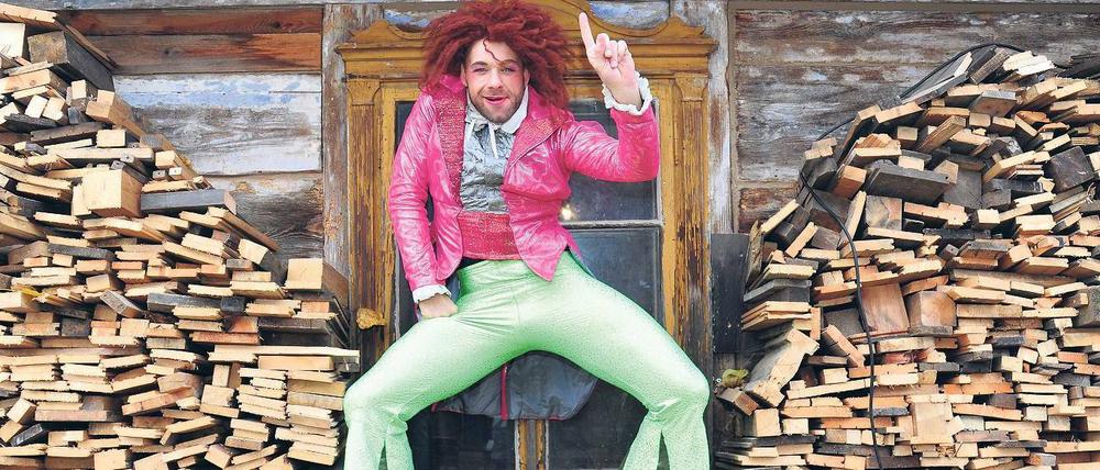 Ach, wie gut. Rumpelstilzchen (Andreas Köhler) vor einer der Märchenhütten, in denen das Hexenkessel Hoftheater ab 6. Dezember „Gebrüder Grimm“ spielen wird, ein szenisches Märchen über die Märchensammler Jacob und Wilhelm Grimm. 