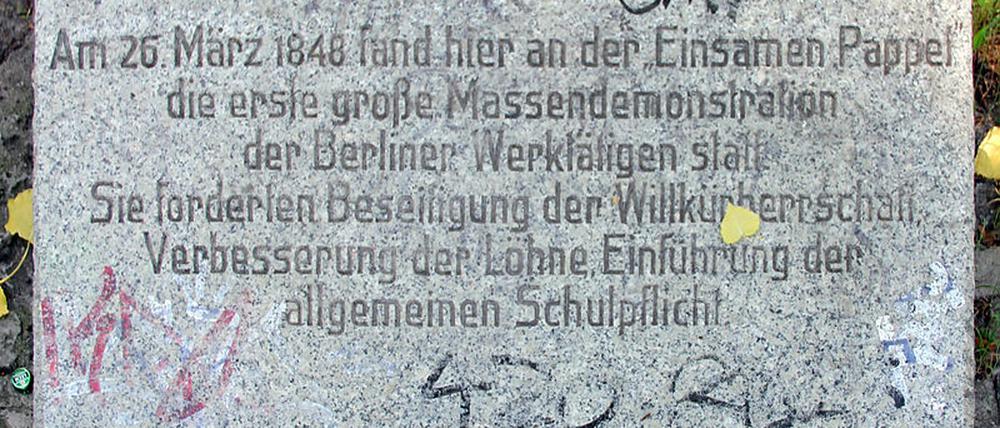 Der Gedenkstein für die „Einsame Pappel“ liegt auf dem Rundbeet, das ihre Nachpflanzung umgibt, an der Topstraße 15 (Prenzlauer Berg). ). Das Bild darf unter der GNU-Lizenz für freie Dokumentation verwendet werden.