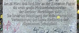 Der Gedenkstein für die „Einsame Pappel“ liegt auf dem Rundbeet, das ihre Nachpflanzung umgibt, an der Topstraße 15 (Prenzlauer Berg). ). Das Bild darf unter der GNU-Lizenz für freie Dokumentation verwendet werden.