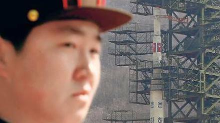 Wachestehen vorm Prestige-Objekt. Ein Soldat in einer Raketenanlage in Nordkorea, aufgenommen bei einer der wenigen erlaubten Journalistenbesuche. Foto: Bobby Yip/rtr