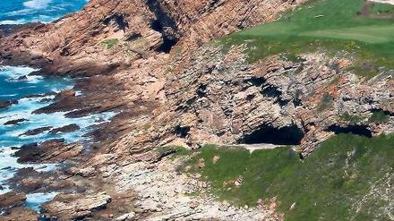 Steinzeitvilla mit Meerblick. In dieser Höhle am „Pinnacle Point“ entdeckten Forscher viele Hinweise auf eine hoch entwickelte Kultur der damals noch jungen Menschheit. Vermutlich fand sie in dieser Region Schutz vor den Folgen starker Klimaänderungen. 