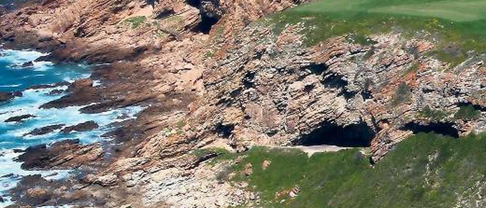 Steinzeitvilla mit Meerblick. In dieser Höhle am „Pinnacle Point“ entdeckten Forscher viele Hinweise auf eine hoch entwickelte Kultur der damals noch jungen Menschheit. Vermutlich fand sie in dieser Region Schutz vor den Folgen starker Klimaänderungen. 