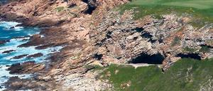 Steinzeitvilla mit Meerblick. In dieser Höhle am „Pinnacle Point“ entdeckten Forscher viele Hinweise auf eine hoch entwickelte Kultur der damals noch jungen Menschheit. Vermutlich fand sie in dieser Region Schutz vor den Folgen starker Klimaänderungen.