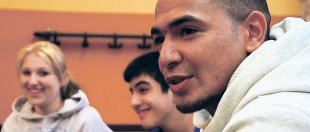 Nicht so viel schwören. Lieber einen Schulabschluss machen - das rät George Boateng Tempelhofer Sekundarschülern.