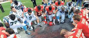 Kaum Zeit, um innezuhalten. Die Fans trauerten zwar, die Spieler beteten zusammen. Das Spiel zwischen Kansas City und Carolina fand am Sonntag aber trotzdem statt, einen Tag nach der Tragödie.