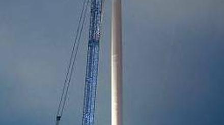 Turmbau zu Schönerlinde. 169 Meter sind die Windräder am nördlichen Stadtrand und damit fast doppelt so hoch wie das Europa-Center (ohne Stern). Foto: dapd/Gabbert