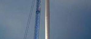 Turmbau zu Schönerlinde. 169 Meter sind die Windräder am nördlichen Stadtrand und damit fast doppelt so hoch wie das Europa-Center (ohne Stern). Foto: dapd/Gabbert