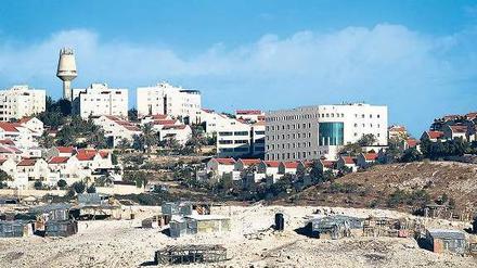 Die Siedlung Maaleh Adumim östlich von Jerusalem, im Vordergrund Baracken von Beduinen. 