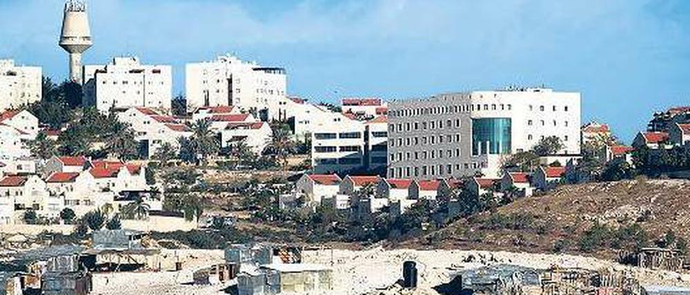 Die Siedlung Maaleh Adumim östlich von Jerusalem, im Vordergrund Baracken von Beduinen. 