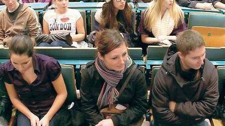 Von Hilfskräften betreut. Die Zahl der Lehrenden an den Hochschulen stieg seit 2001 um 85 Prozent, die der Professoren jedoch nur um 14 Prozent.