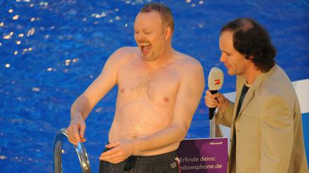 Gut lachen hatte Stefan Raab (l). am Samstagabend beim "TV total Turmspringen" neben Becken-Reporter OlafSchubert. Doch die Quoten fielen weniger gut aus. 