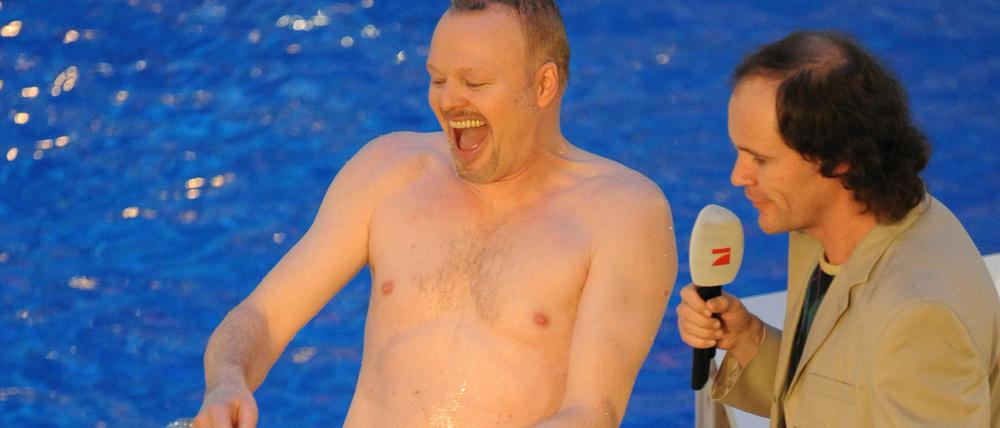 Gut lachen hatte Stefan Raab (l). am Samstagabend beim "TV total Turmspringen" neben Becken-Reporter OlafSchubert. Doch die Quoten fielen weniger gut aus. 