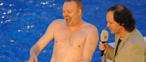 Gut lachen hatte Stefan Raab (l). am Samstagabend beim "TV total Turmspringen" neben Becken-Reporter OlafSchubert. Doch die Quoten fielen weniger gut aus.