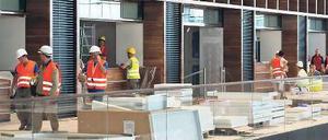 Ein Bild aus besseren Tagen. So viele Bauarbeiter sind am BER derzeit nicht im Einsatz.