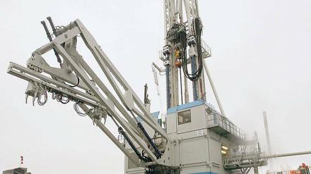Bohrmaschine. Um in ausreichend heiße Schichten vorzudringen, müssen kilometertiefe Löcher in den Untergrund getrieben werden. 