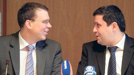 Ein Jahr Rot-Scharz. Die Fraktionsvorsitzenden Florian Graf, CDU (li.), und Raed Saleh, SPD, zogen gestern eine Zwischenbilanz – blickten aber auch nach vorne. Foto: Davids/Sven Darmer