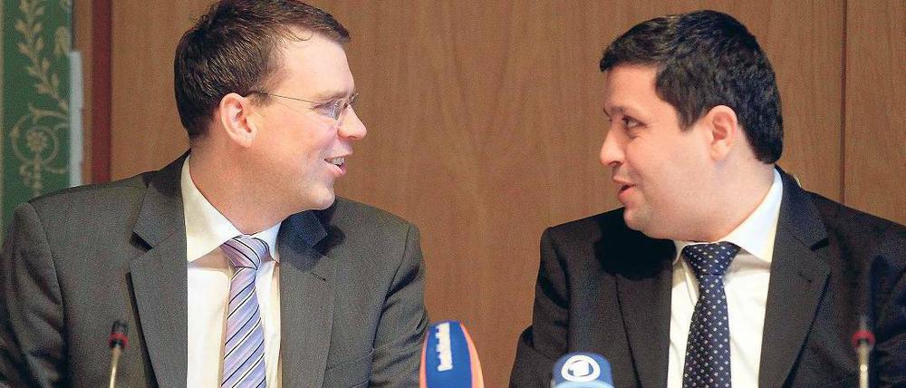 Ein Jahr Rot-Scharz. Die Fraktionsvorsitzenden Florian Graf, CDU (li.), und Raed Saleh, SPD, zogen gestern eine Zwischenbilanz – blickten aber auch nach vorne. Foto: Davids/Sven Darmer