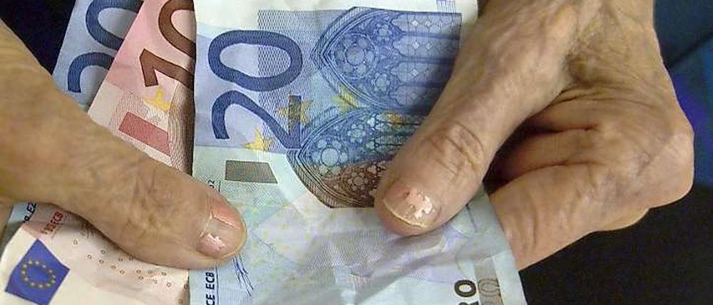 Die Rentenbezüge sollen steigen, verspricht die Bundesregierung. Die Opposition hält das für Wunschdenken.