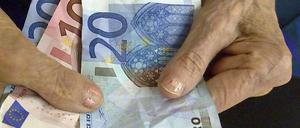 Die Rentenbezüge sollen steigen, verspricht die Bundesregierung. Die Opposition hält das für Wunschdenken.