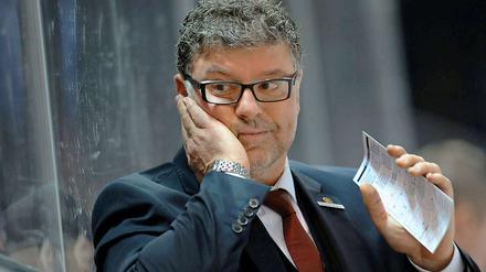 Pat Cortina, der Trainer des EHC München, sorgt mit manchen Entscheidungen für Fragezeichen bei den Anhängern der Münchner.