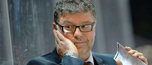 Pat Cortina, der Trainer des EHC München, sorgt mit manchen Entscheidungen für Fragezeichen bei den Anhängern der Münchner.
