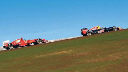 Gefahr im Rückspiegel. Vettel steuert auf den dritten Titel in Folge zu, doch Alonso (l.) lauert auf einen Fehler. 