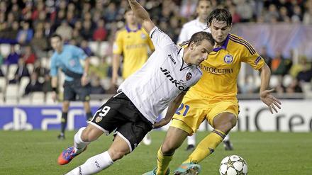 In Schieflage. Roberto Soldados (li.) Klub FC Valencia hat sich mit dem Bau eines neuen Stadions übernommen. 