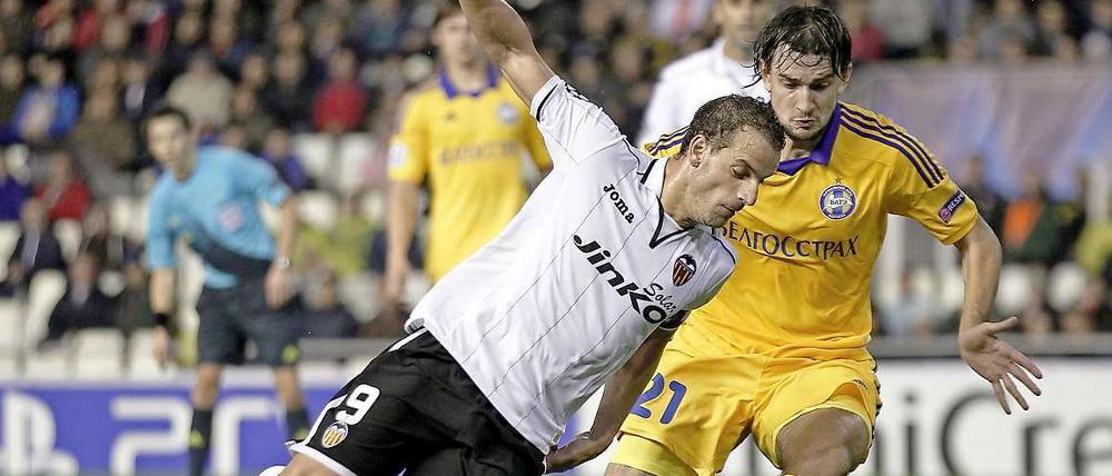 In Schieflage. Roberto Soldados (li.) Klub FC Valencia hat sich mit dem Bau eines neuen Stadions übernommen. 