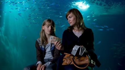 Zum Geburtstag bekommt Mandy (Hanna Müller) von Sterneköchin Ida (Anna Loos, r.) einen Ausflug und Geld spendiert. Doch das Mädchen wünscht sich mehr. 