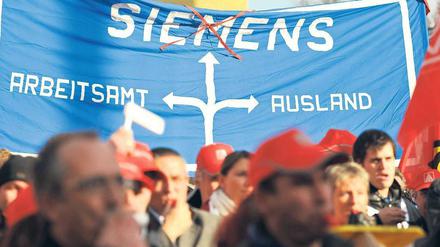 An der Kreuzung. Bereits 2009 protestierten Siemens-Mitarbeiter in München gegen Kürzungen. Nun gibt es wieder Unruhe. Foto: dpa