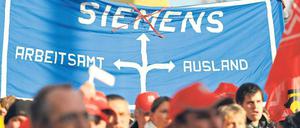 An der Kreuzung. Bereits 2009 protestierten Siemens-Mitarbeiter in München gegen Kürzungen. Nun gibt es wieder Unruhe. Foto: dpa